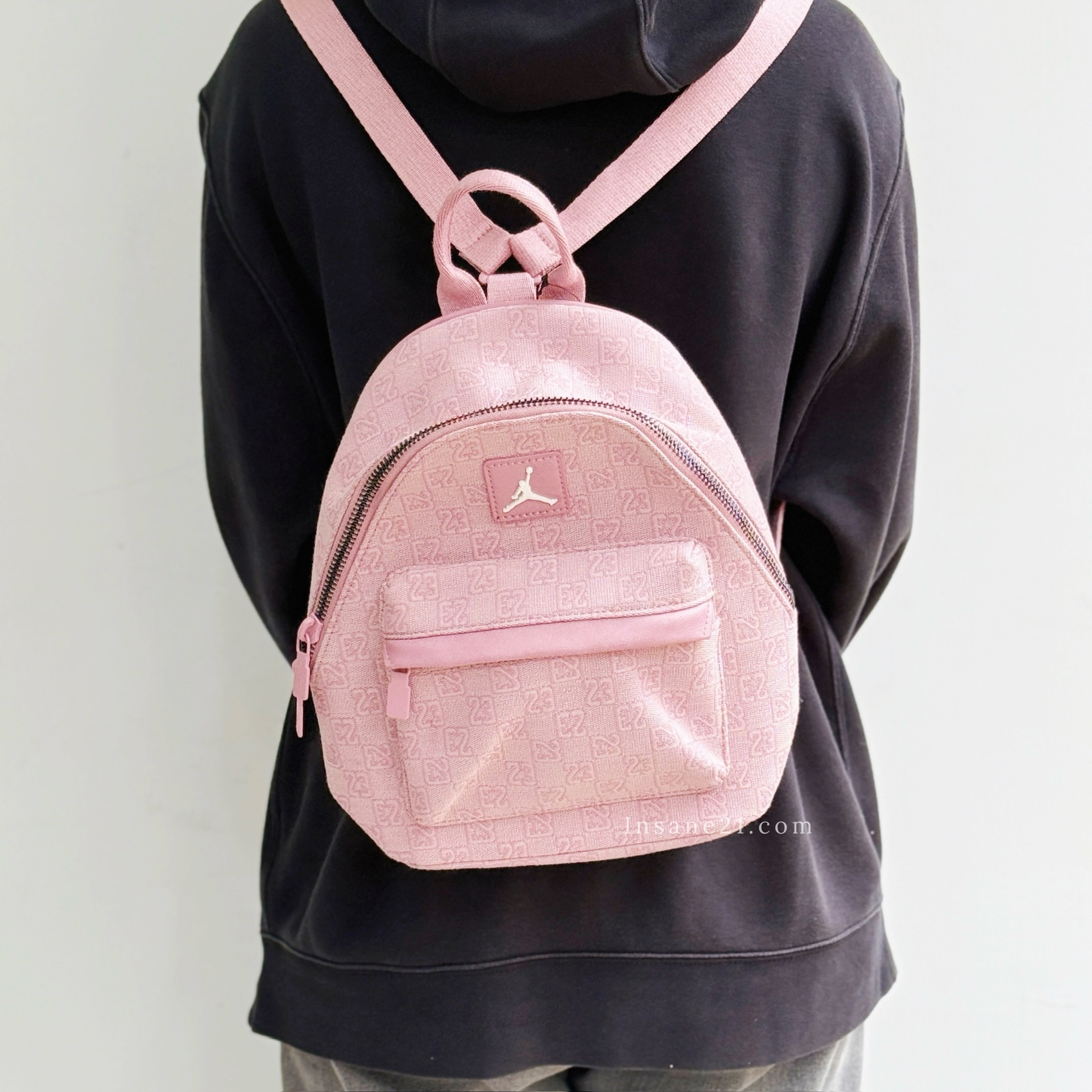NIKE AIR JORDAN MONOGRAM BACKPACK 復古 老花 金標 後背包 粉色 FJ6784-625 陳傑憲同款