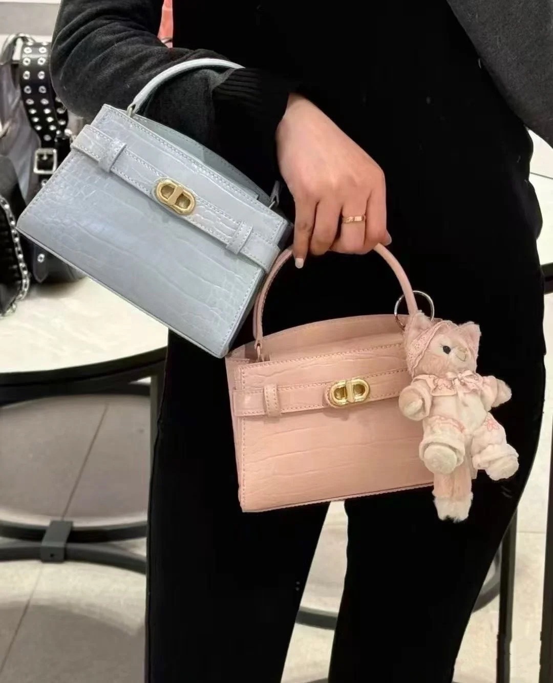 【現貨】Charles&Keith Aubrielle 鱷魚紋金屬釦手提包 小CK