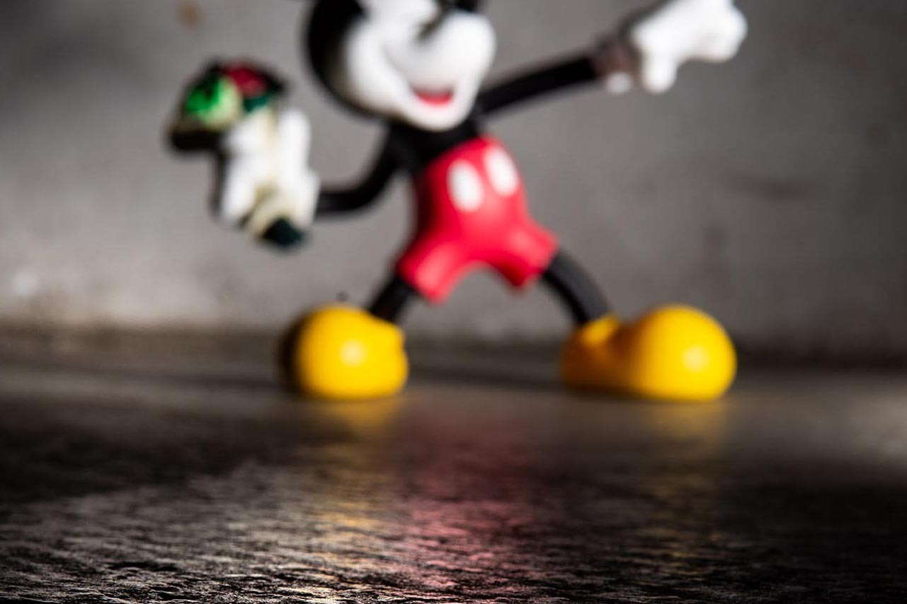 VCD THROW MICKEY FLOWER BOMBER Banksy 米奇 DISNEY 聯名 擲花者 公仔 現貨