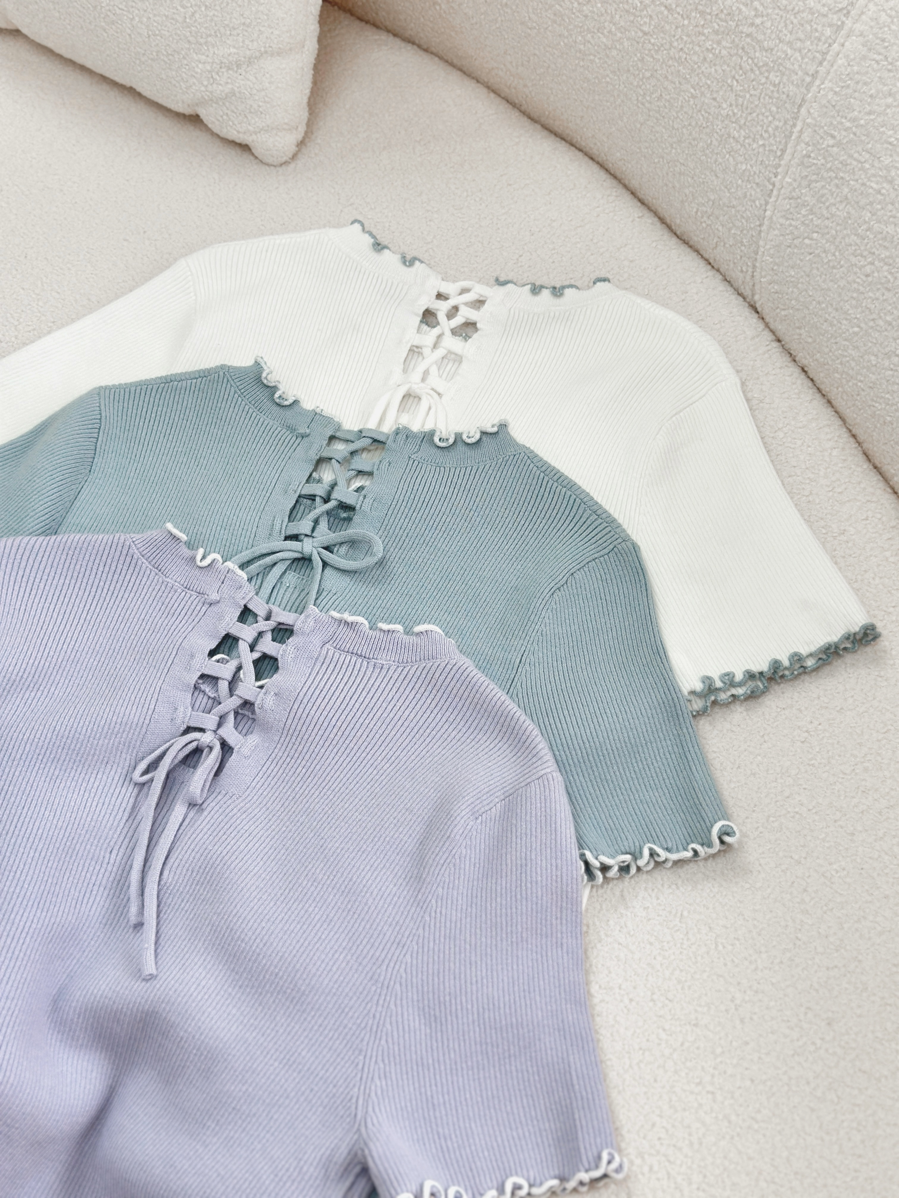 三色 / 背束繩針織滾邊短袖上衣 /Drawstring-back Knitted Top