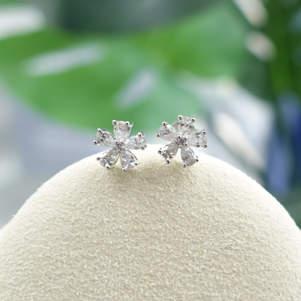 18K金五瓣花拼鑽石耳環