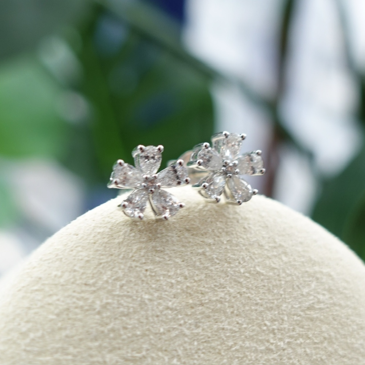 18K金五瓣花拼鑽石耳環