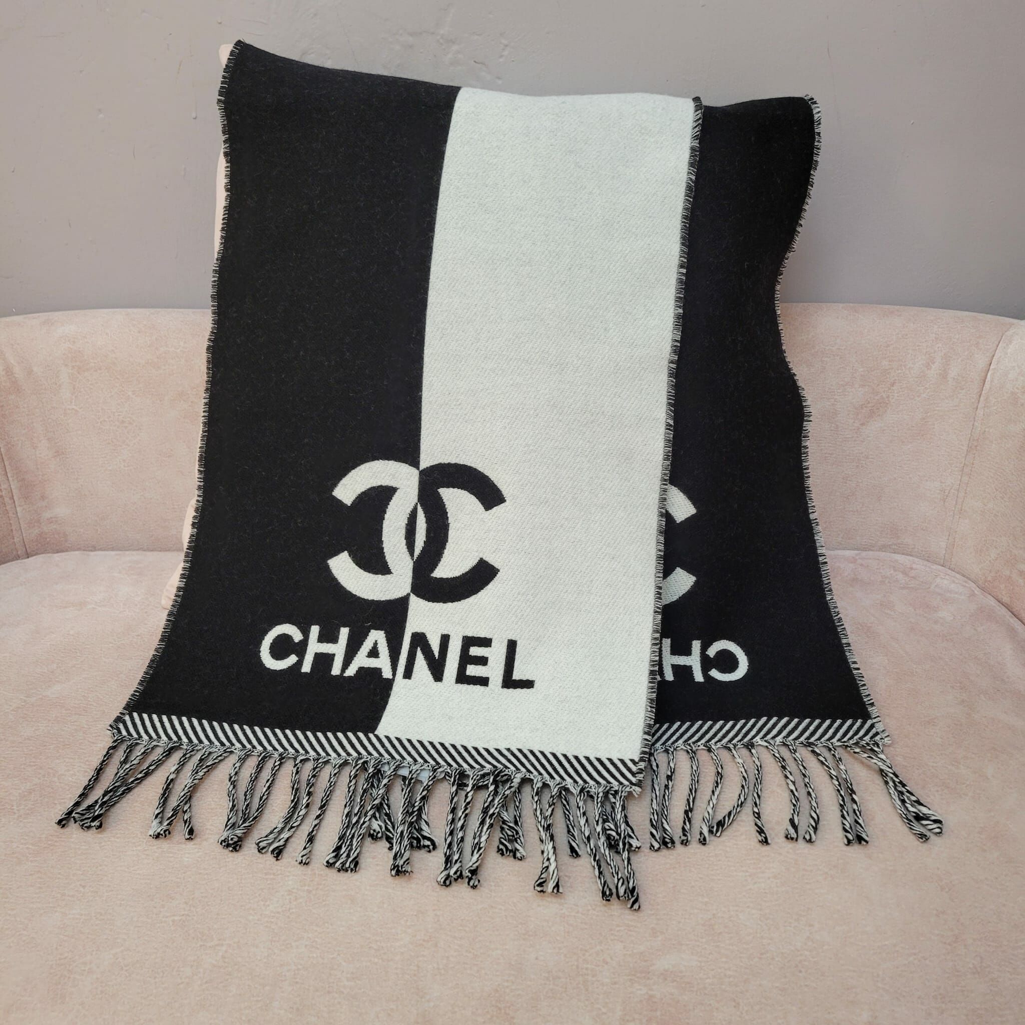 CHANEL AAA255 SCARF HALF BLACK /WHITE 30X200CM 頸巾 圍巾