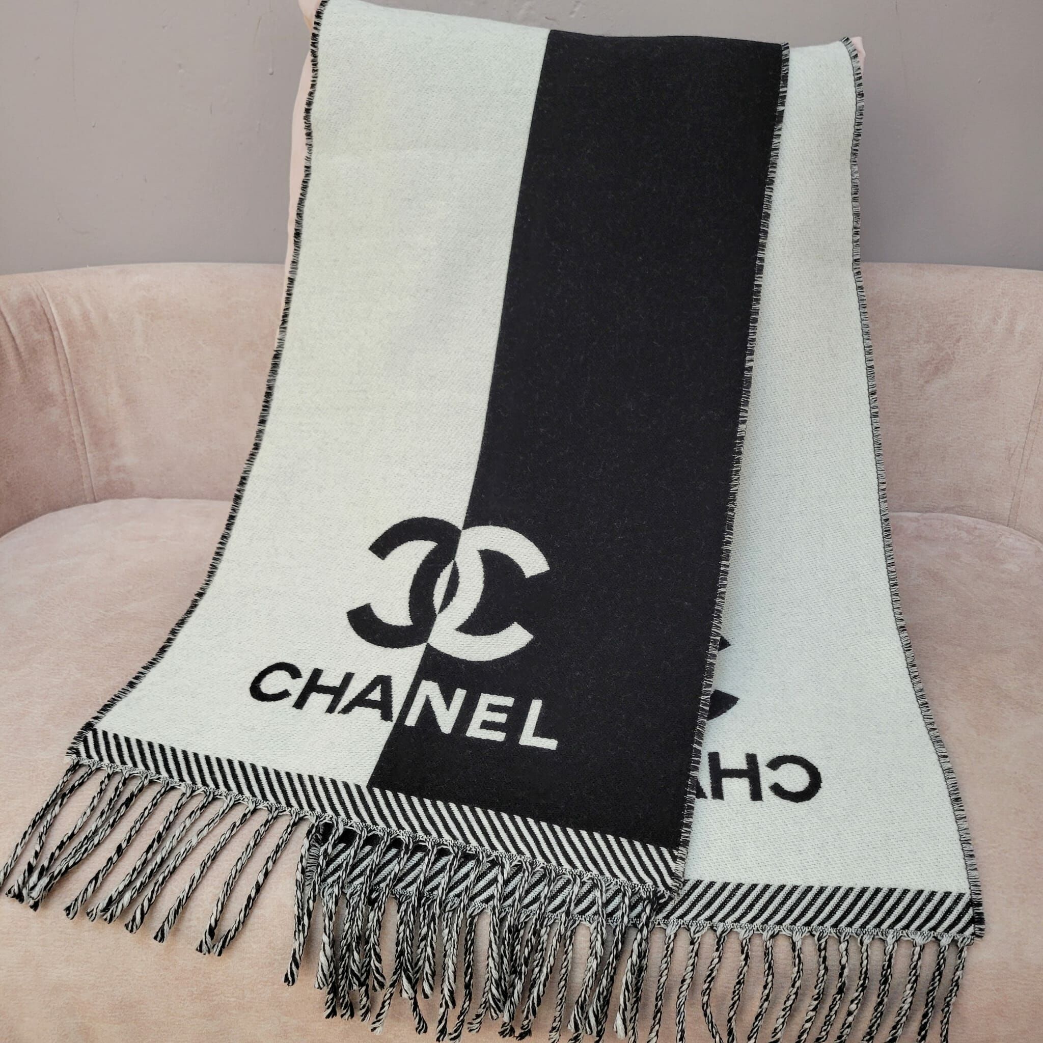 CHANEL AAA255 SCARF HALF BLACK /WHITE 30X200CM 頸巾 圍巾