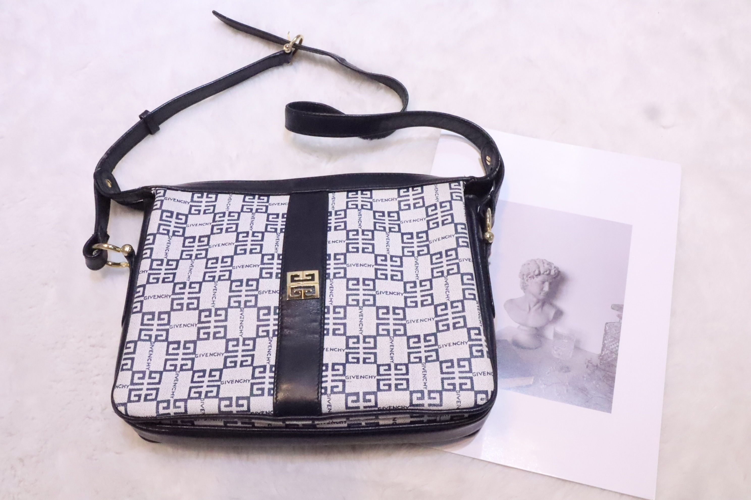 Givenchy 藍花logo腋下包💙