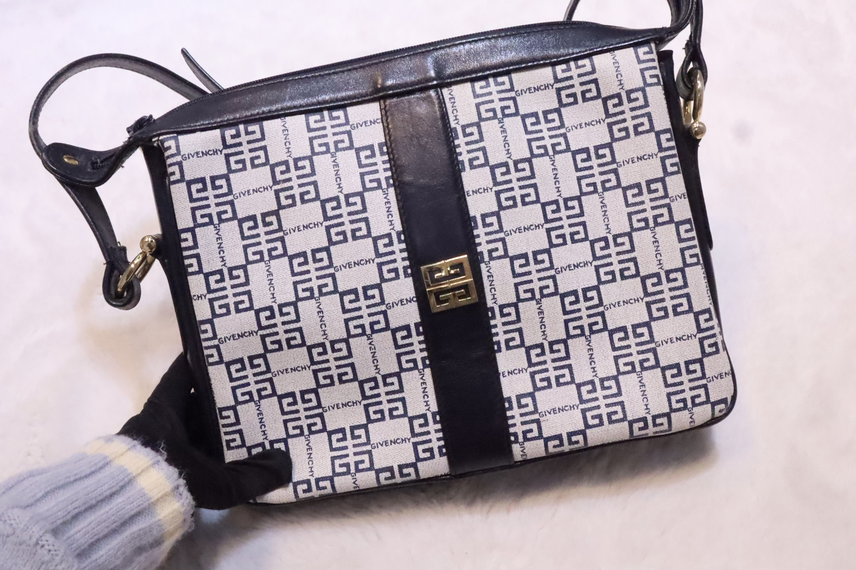 Givenchy 藍花logo腋下包💙