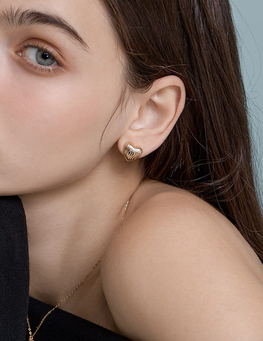 立體愛心波紋。銀針耳環(金)