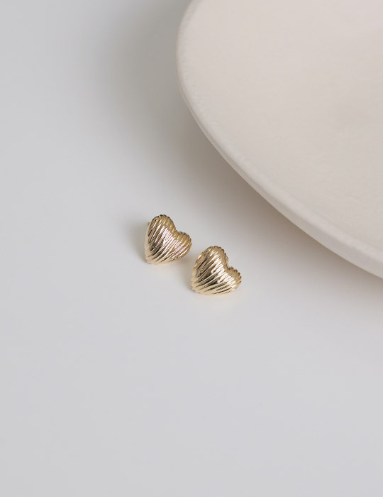 立體愛心波紋。銀針耳環(金)