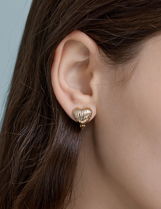 立體愛心波紋。夾式耳環(金)