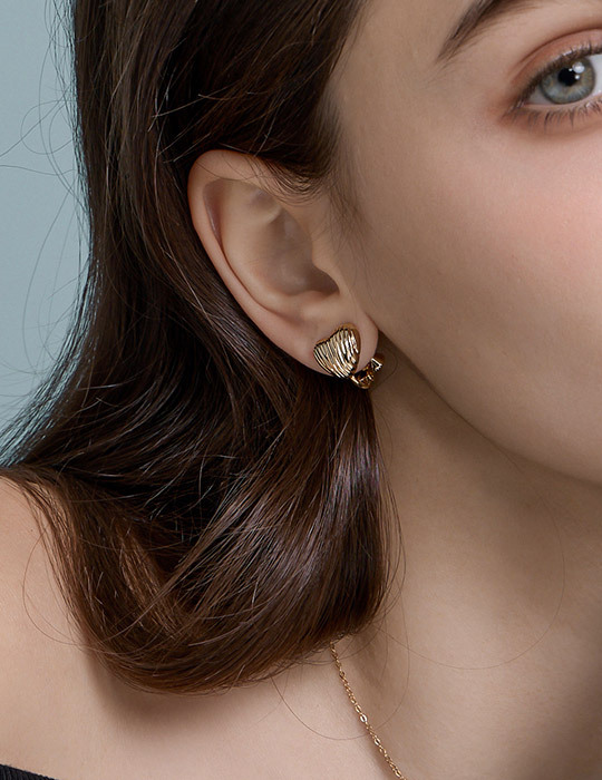立體愛心波紋。夾式耳環(金)