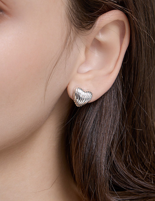 立體愛心波紋。銀針耳環(銀)