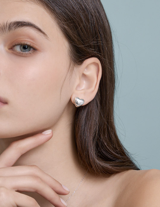 立體愛心波紋。銀針耳環(銀)