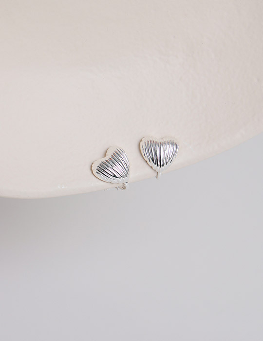 立體愛心波紋。夾式耳環(銀)