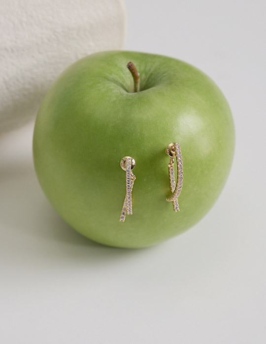 閃耀鋯石交織。銀針耳環(金)