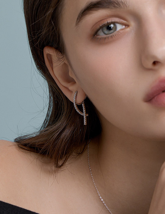 閃耀鋯石交織。銀針耳環(銀)