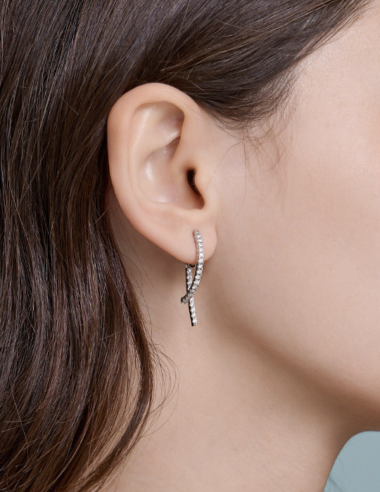閃耀鋯石交織。銀針耳環(銀)