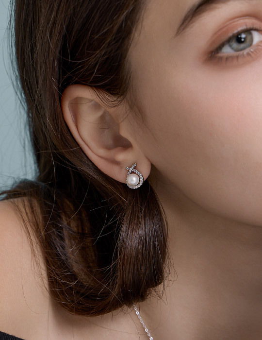 簡約閃耀珍珠微語。銀針耳環(銀)