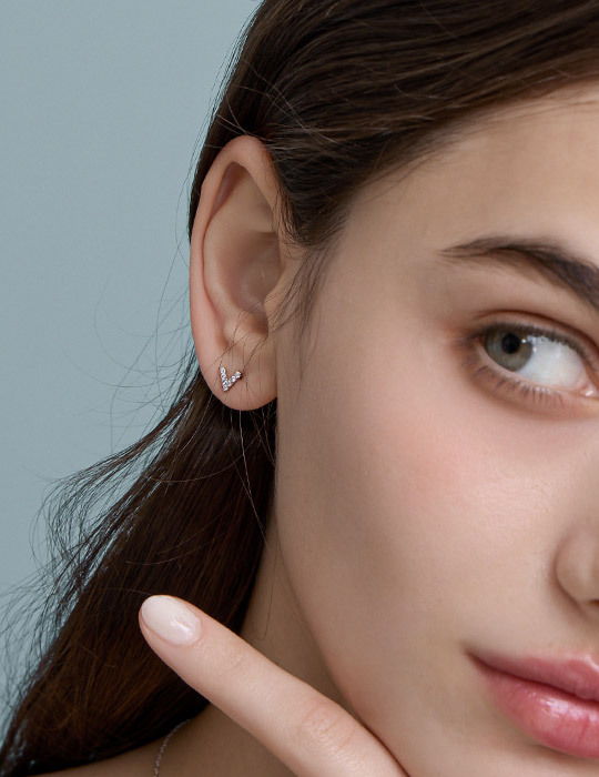 【925純銀】V型極簡滿鑽。銀針耳環