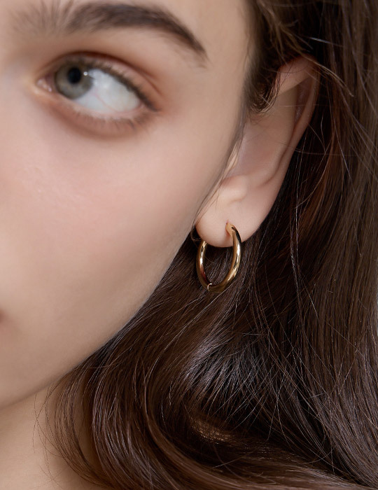 中號俐落百搭圈圈。針式耳環(金)