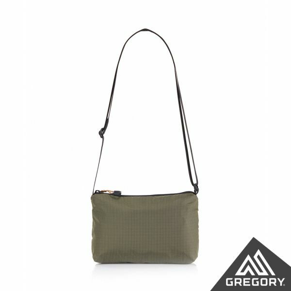 【Gregory】2.5L CROSSBODY AL 輕量肩背包-[卡其綠、聚焦黑] / GG138248