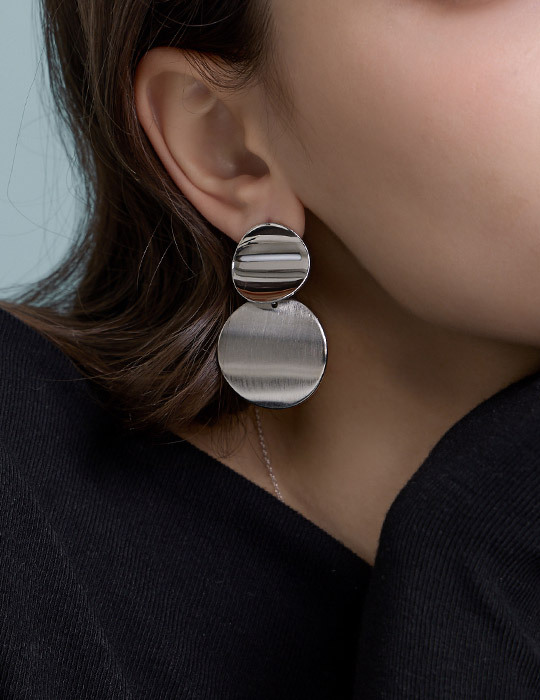 歐美金屬拉絲圓片。銀針耳環(銀)