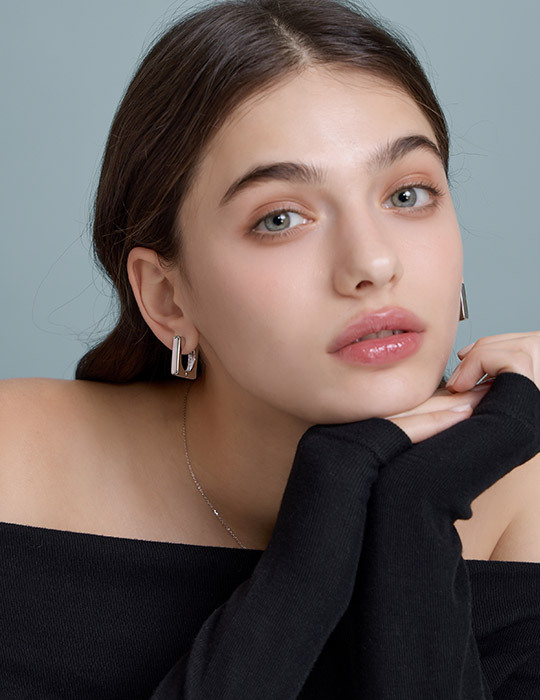 金屬方形簍空。針式耳環(銀)