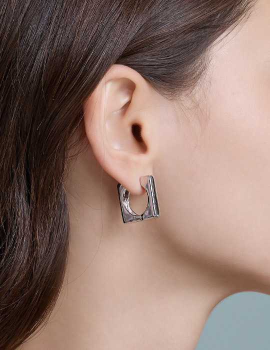 金屬方形簍空。針式耳環(銀)