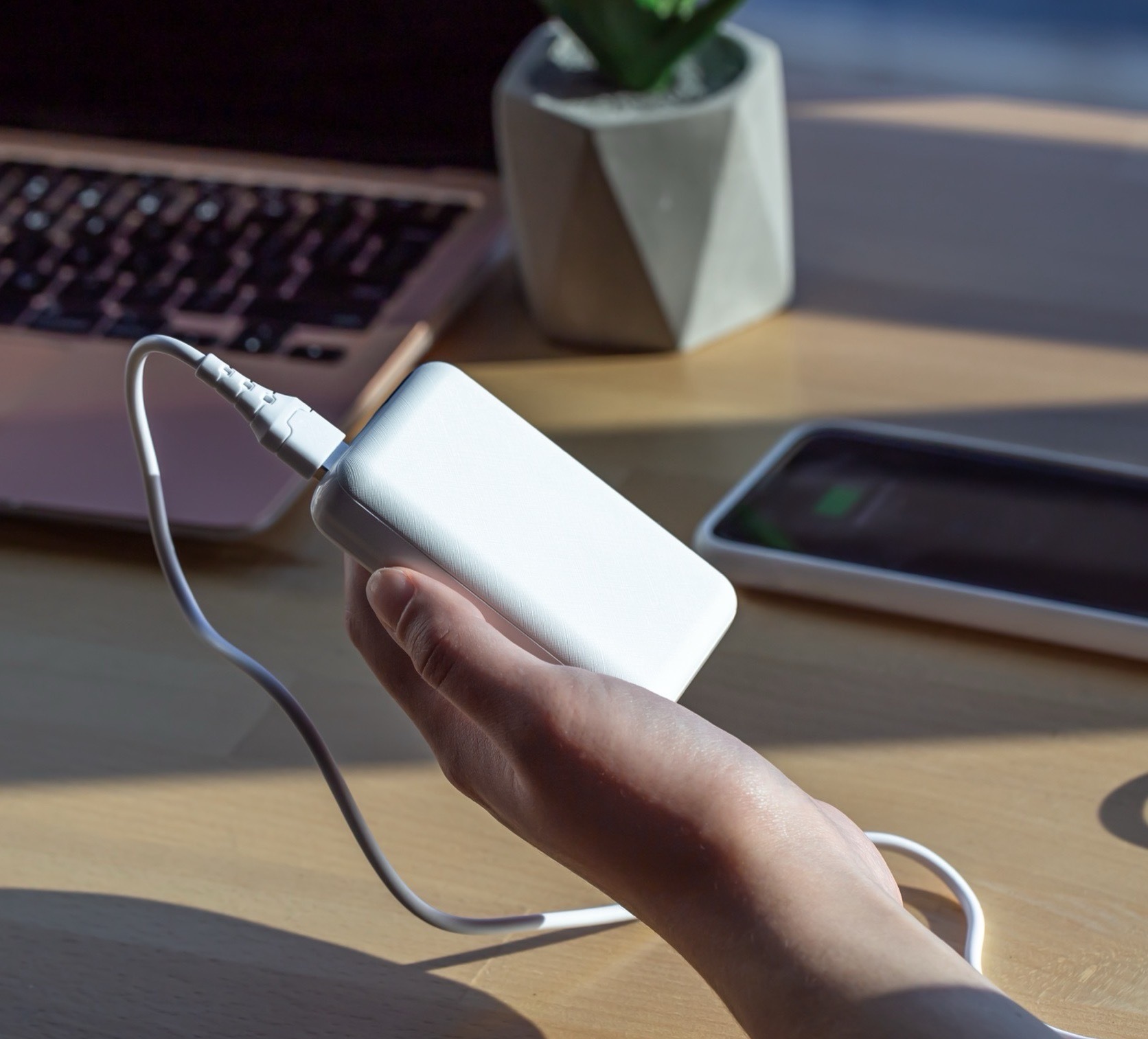 一隻手拿行動電源