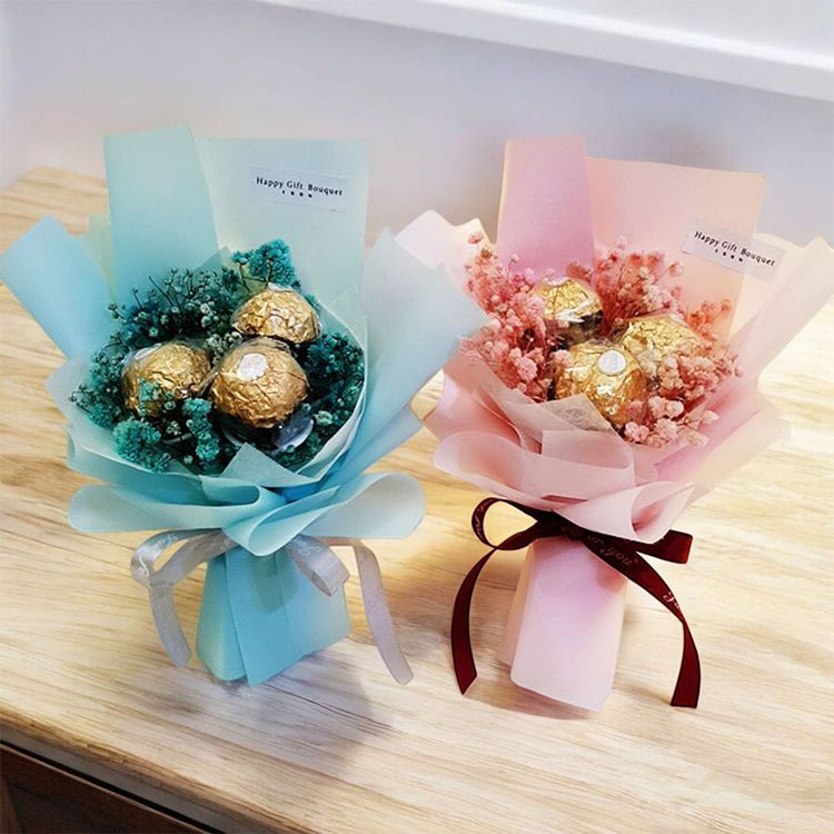我愛你三朵金莎滿天星小花束,粉色藍色包裝金莎花束