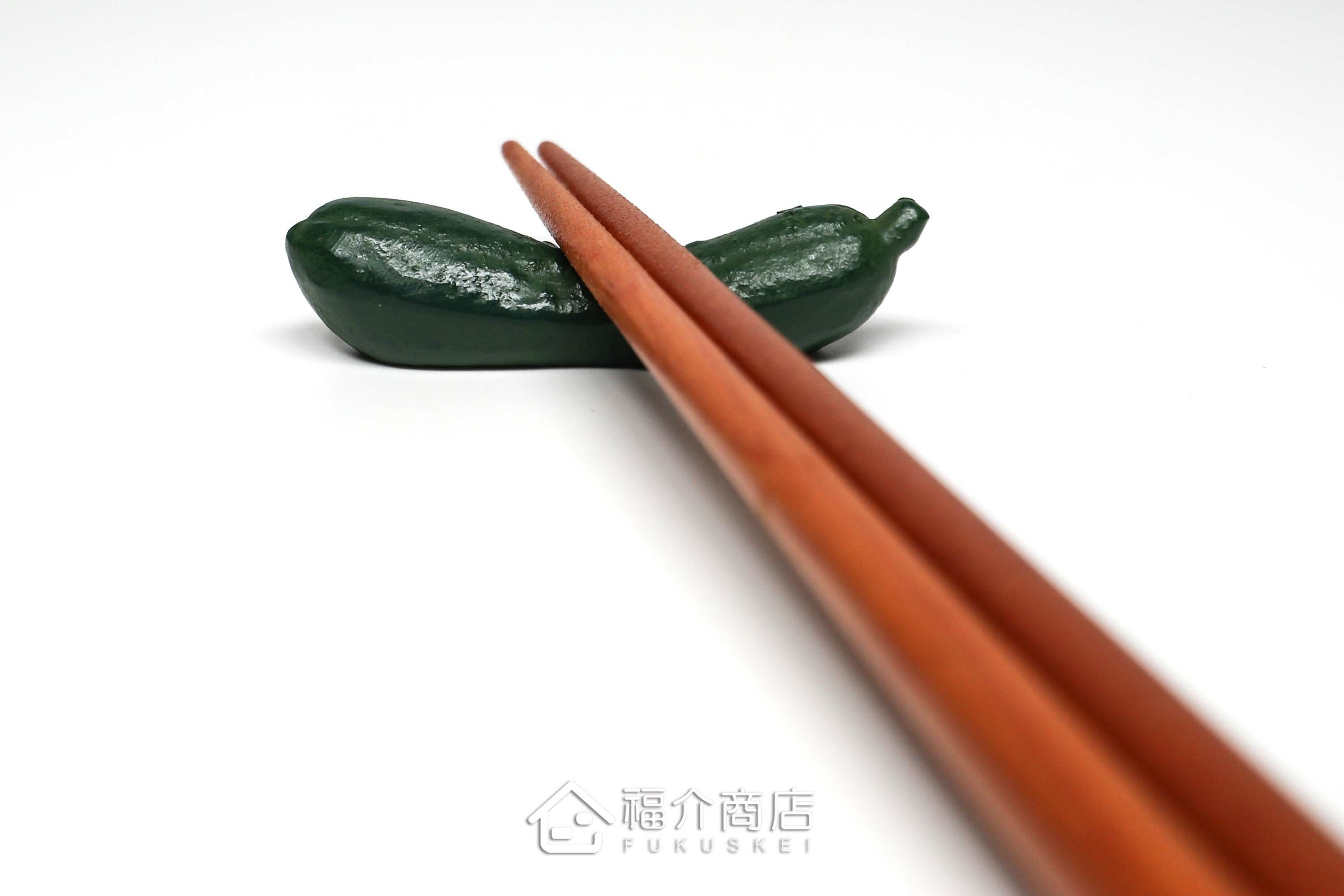 放置筷子用的綠色小黃瓜造型筷架