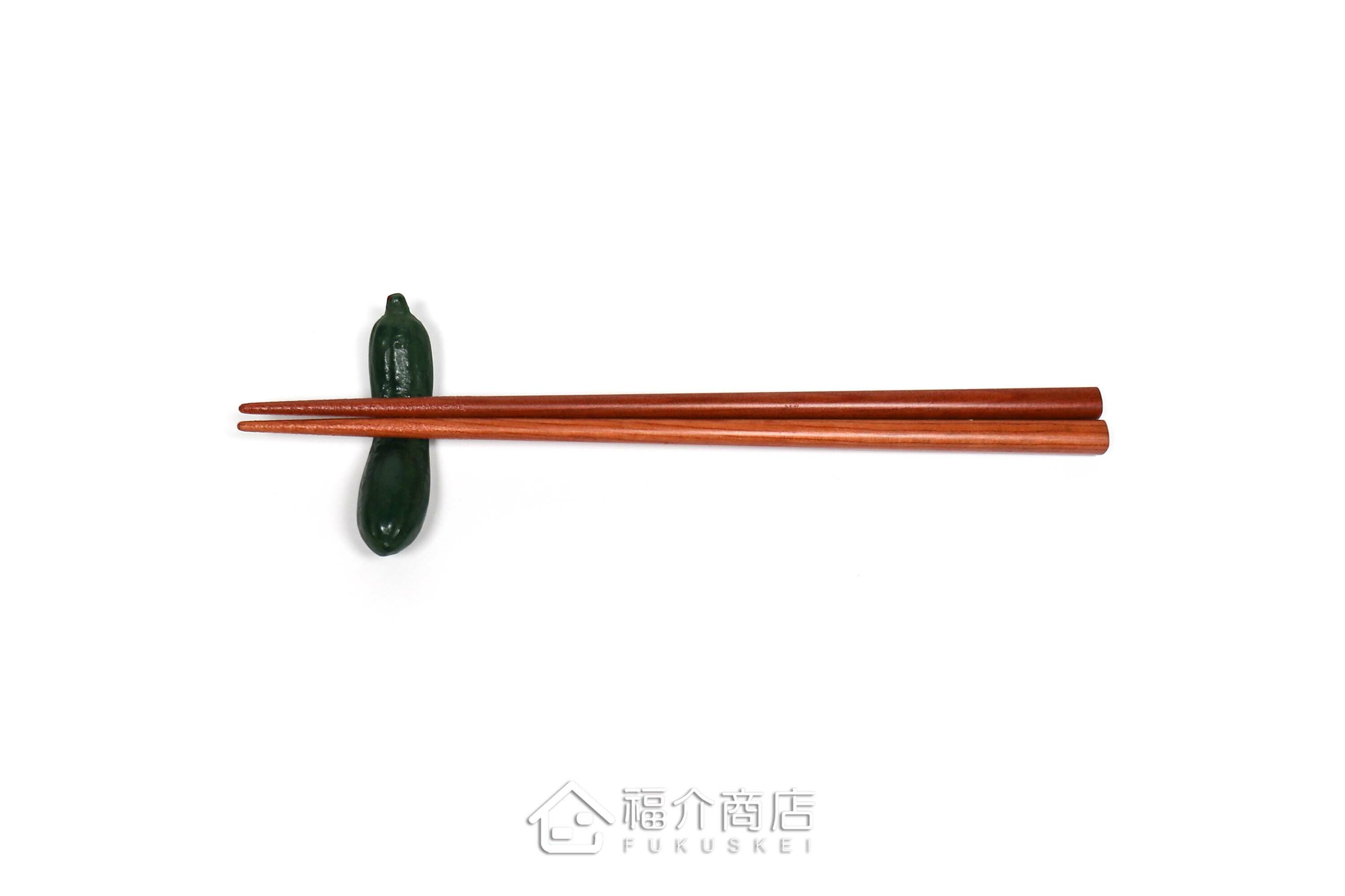 放置筷子用的綠色小黃瓜造型筷架