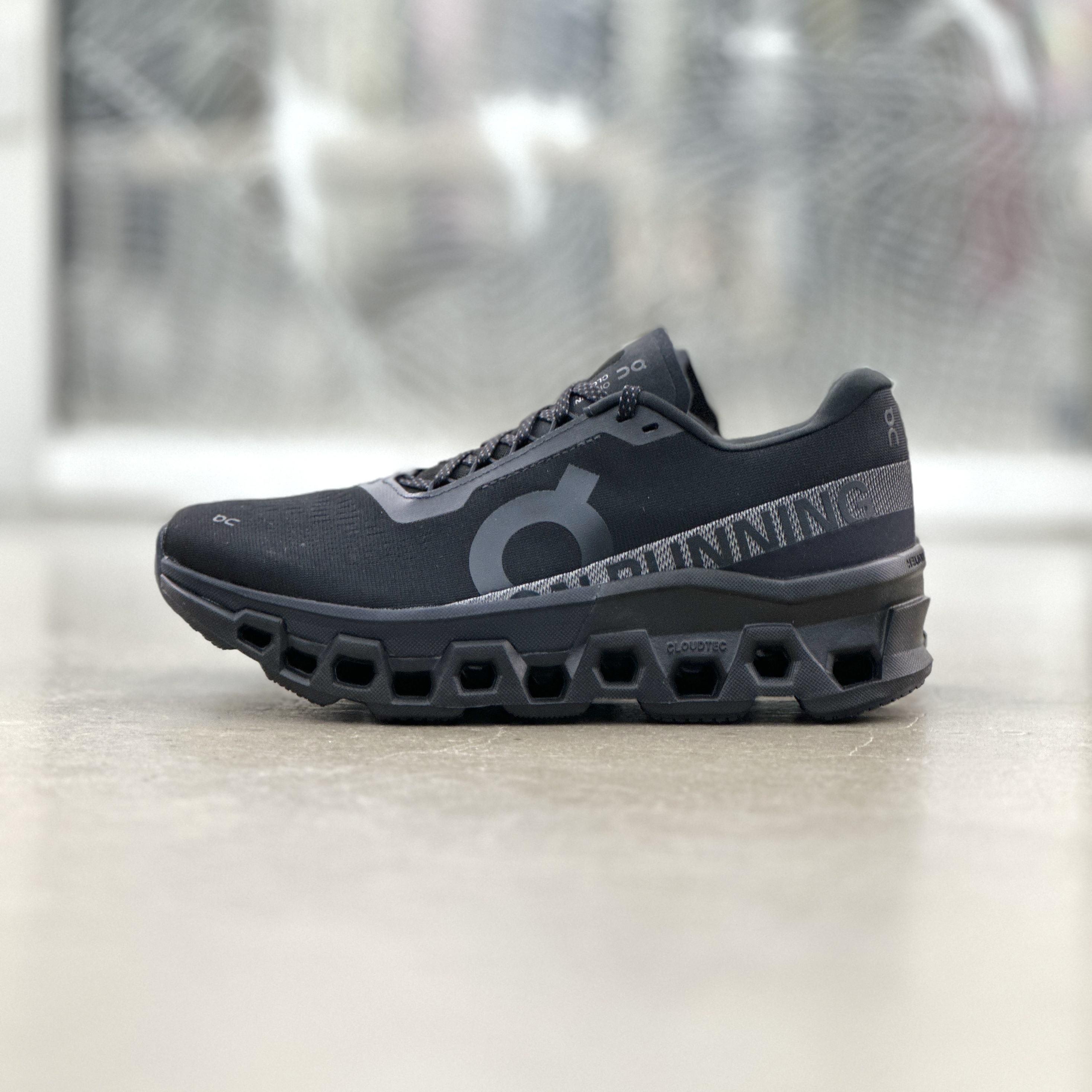 On Cloudmonster 2- Black