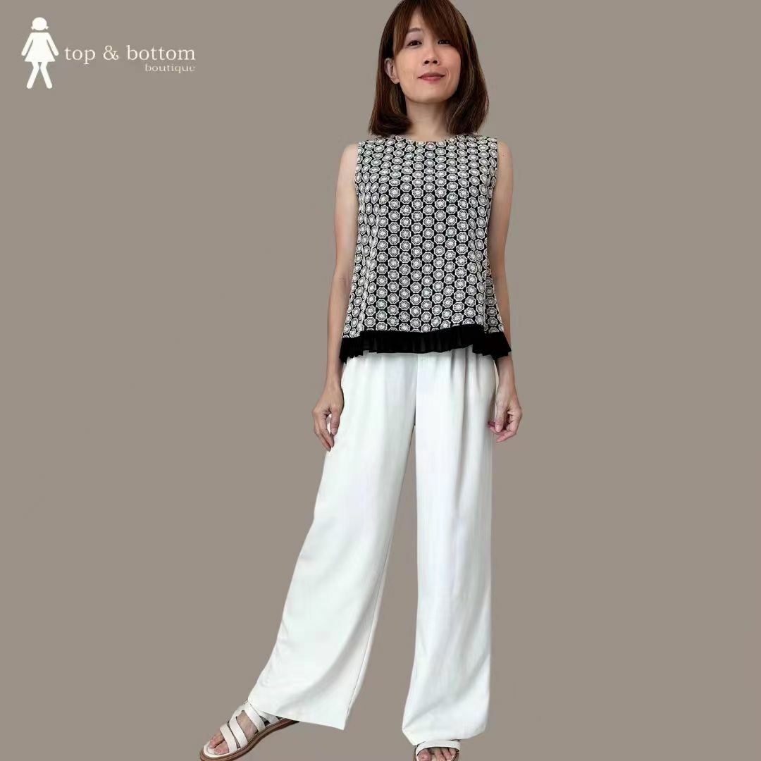SLEEVELESS EMBROIDERED FLOWER PLEATED HEM BLOUSE