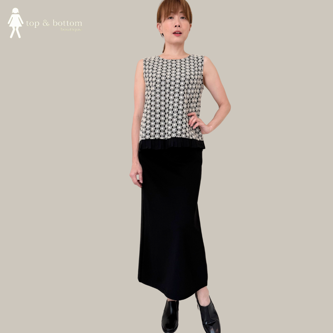 SLEEVELESS EMBROIDERED FLOWER PLEATED HEM BLOUSE