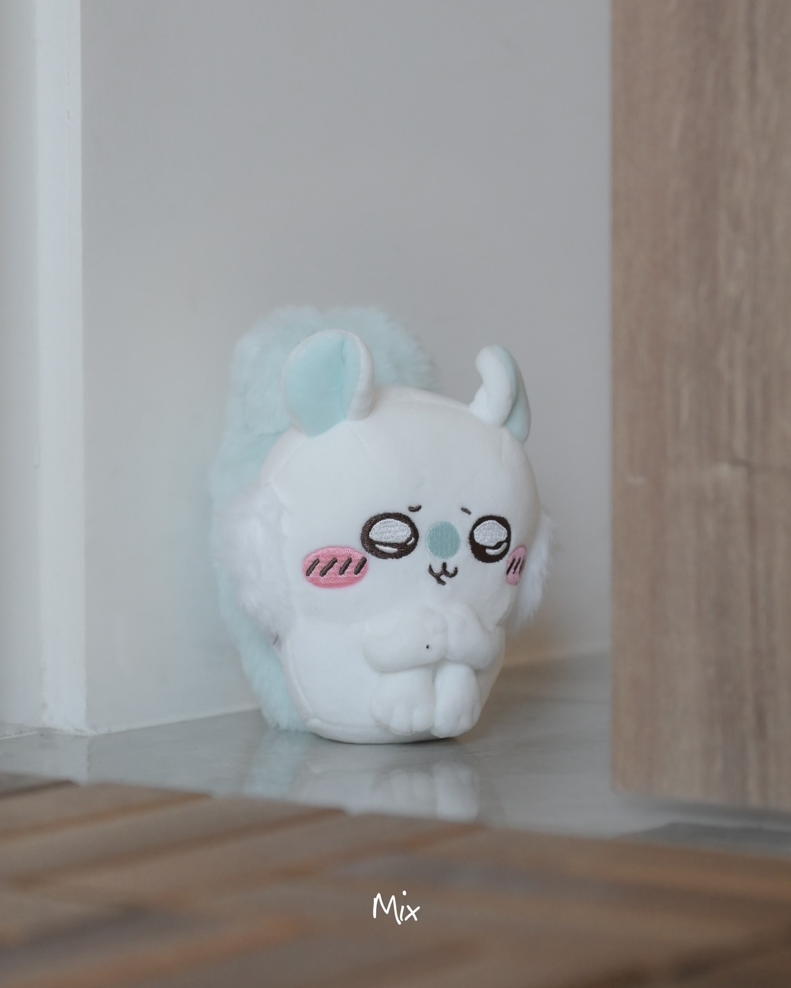 iSNEAKERS｜日本 Chiikawa 吉伊卡哇 抱腿小桃 娃娃