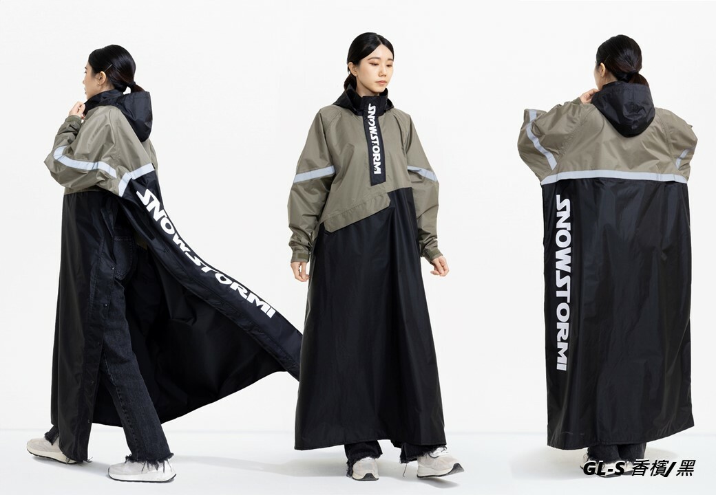 一位女性穿著香檳色和黑色的雨衣，衣服上寫SNOWSTORMI