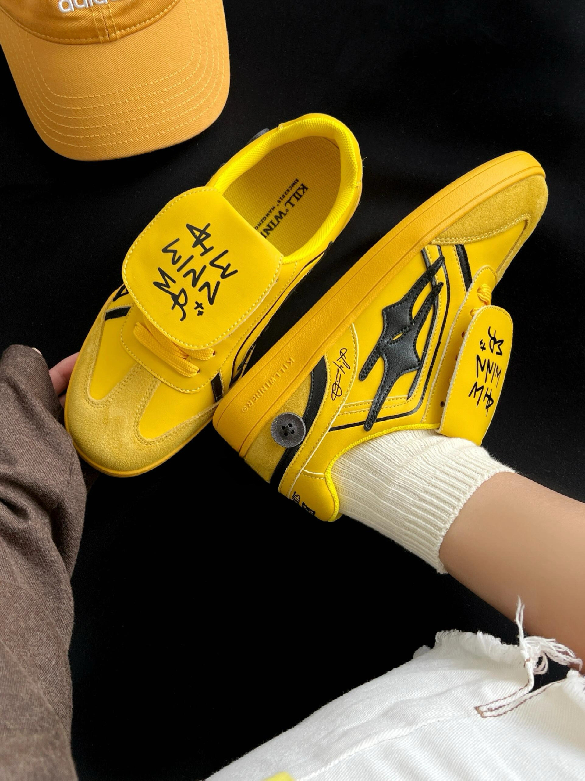 Killwinner 大黃蜂德訓鞋 黃黑色 黃色 鈕扣 皮革 復古 翻蓋 德訓鞋/預購