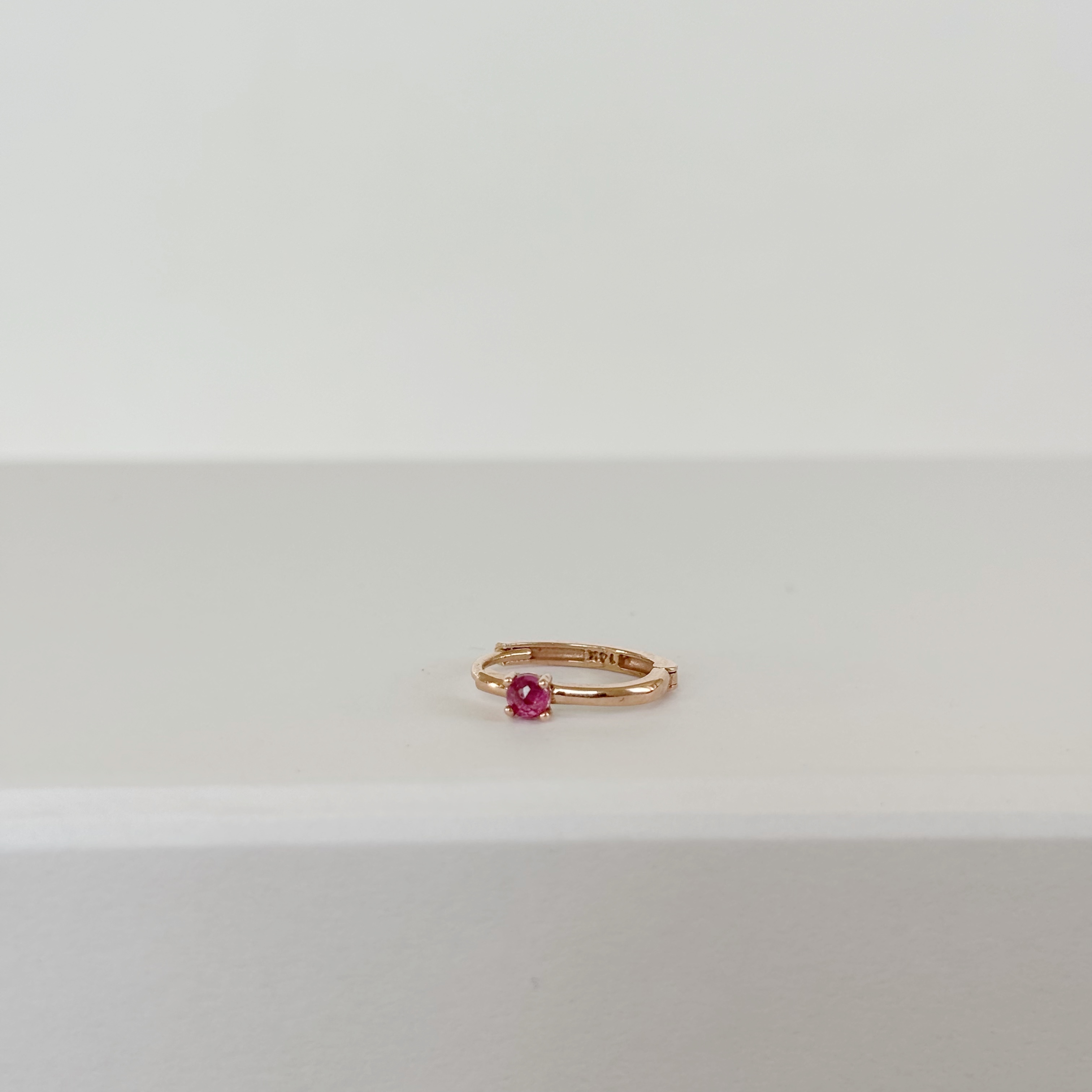 14K簡約四爪紅寶石D形耳圈