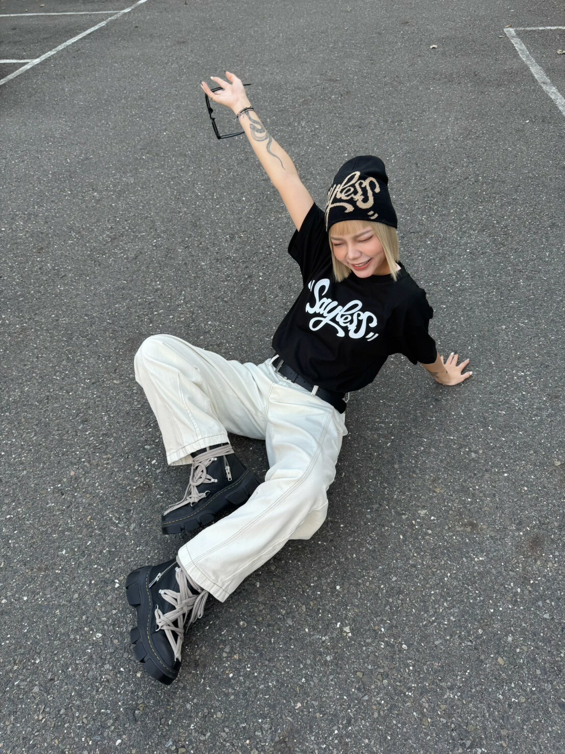 SAYLESS 大LOGO黑底白字短袖 T