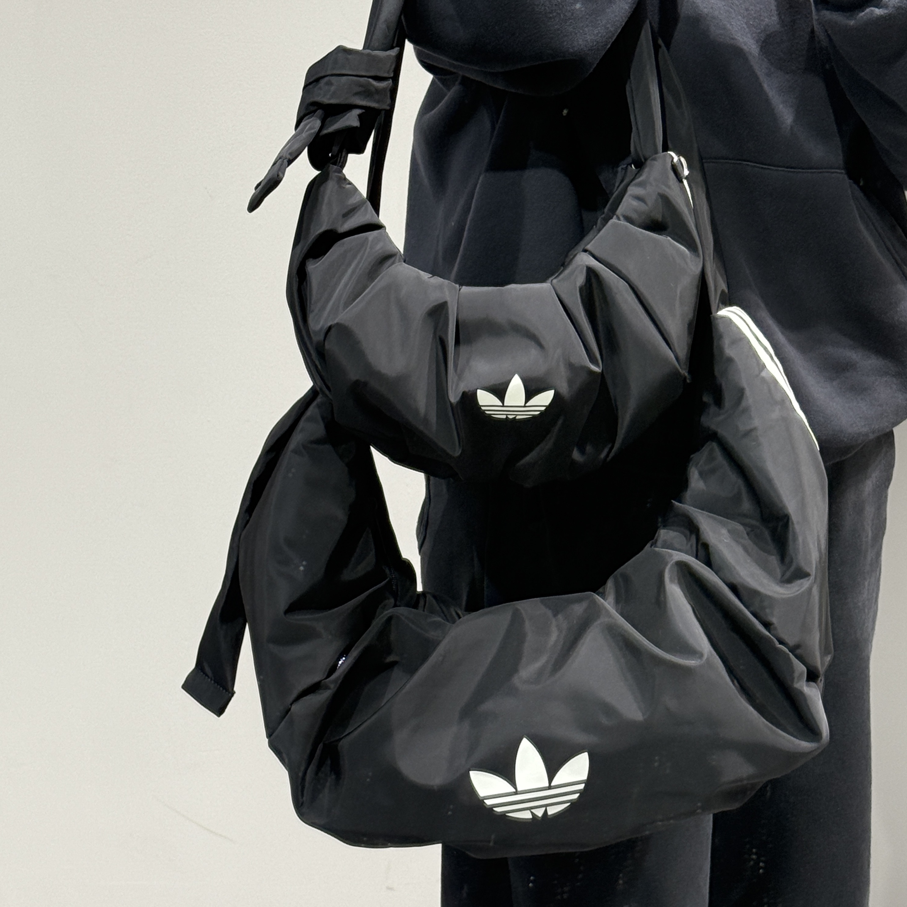 ADIDAS 皺摺牛角包 手提包 斜背包 肩背包 可調節 三葉草 KA9266 KA9271  / 現貨