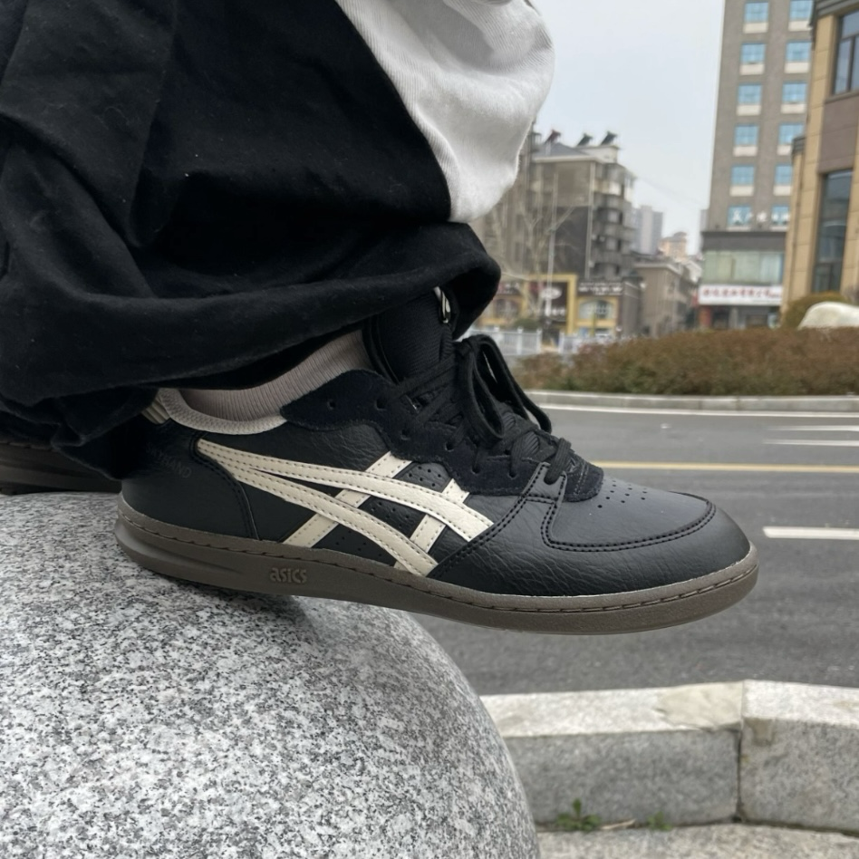 ASICS SKYHAND OG Black Oatmeal 黑白 皮革 德訓鞋 低筒休閒鞋 運動鞋