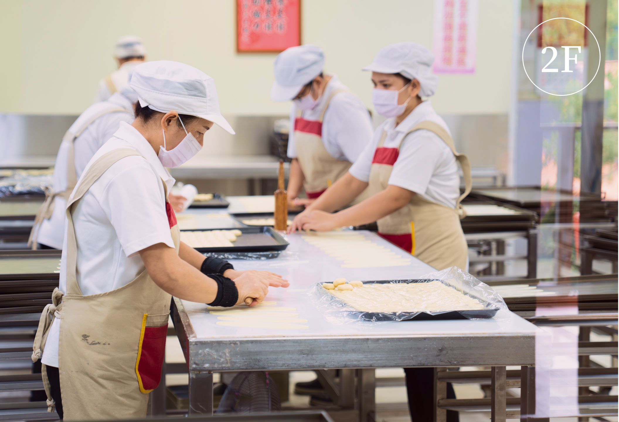 五個宜蘭餅師父在透明的長廊製作宜蘭餅