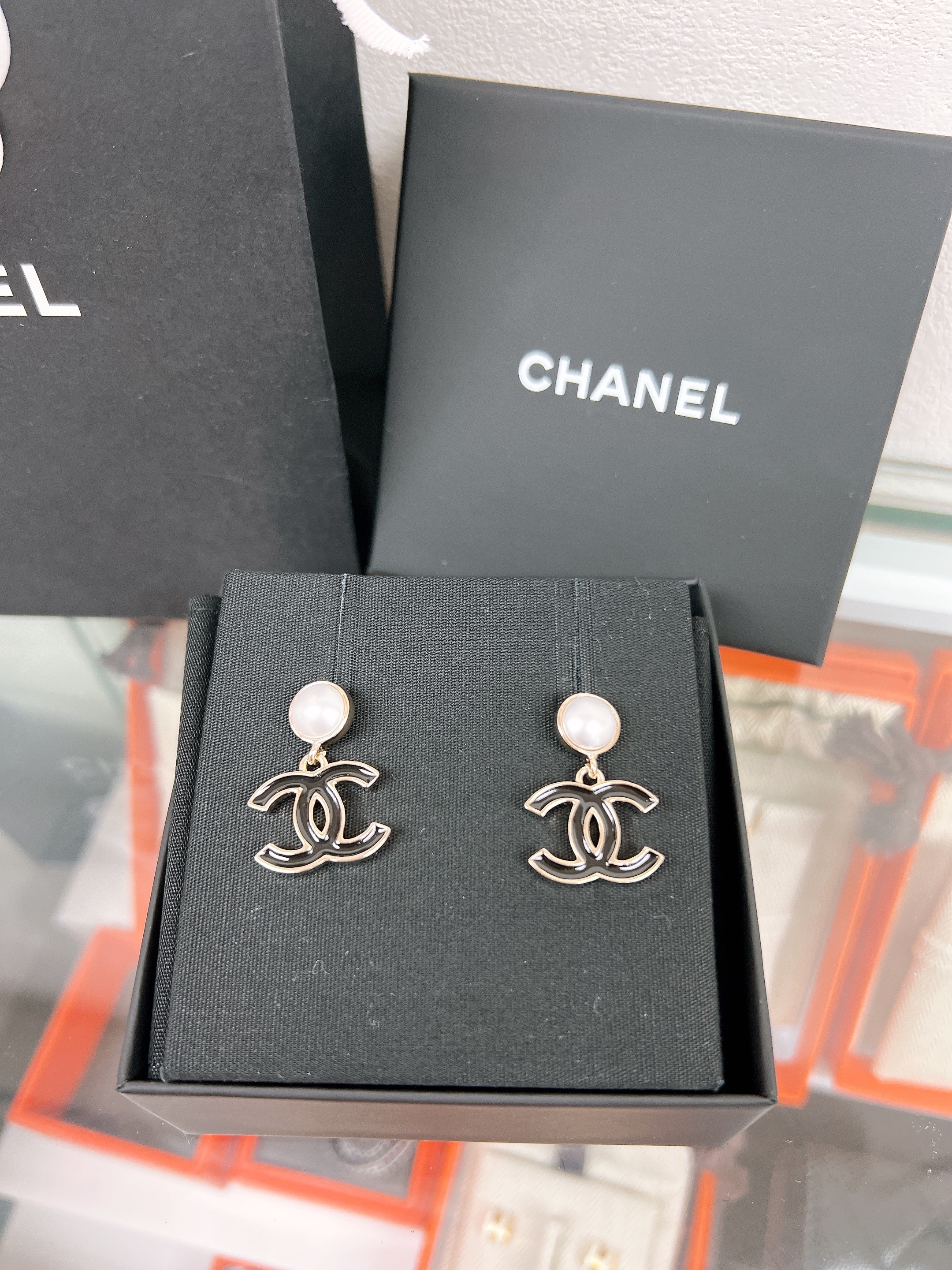 *Unused* Chanel 25p earrings pearl black logo