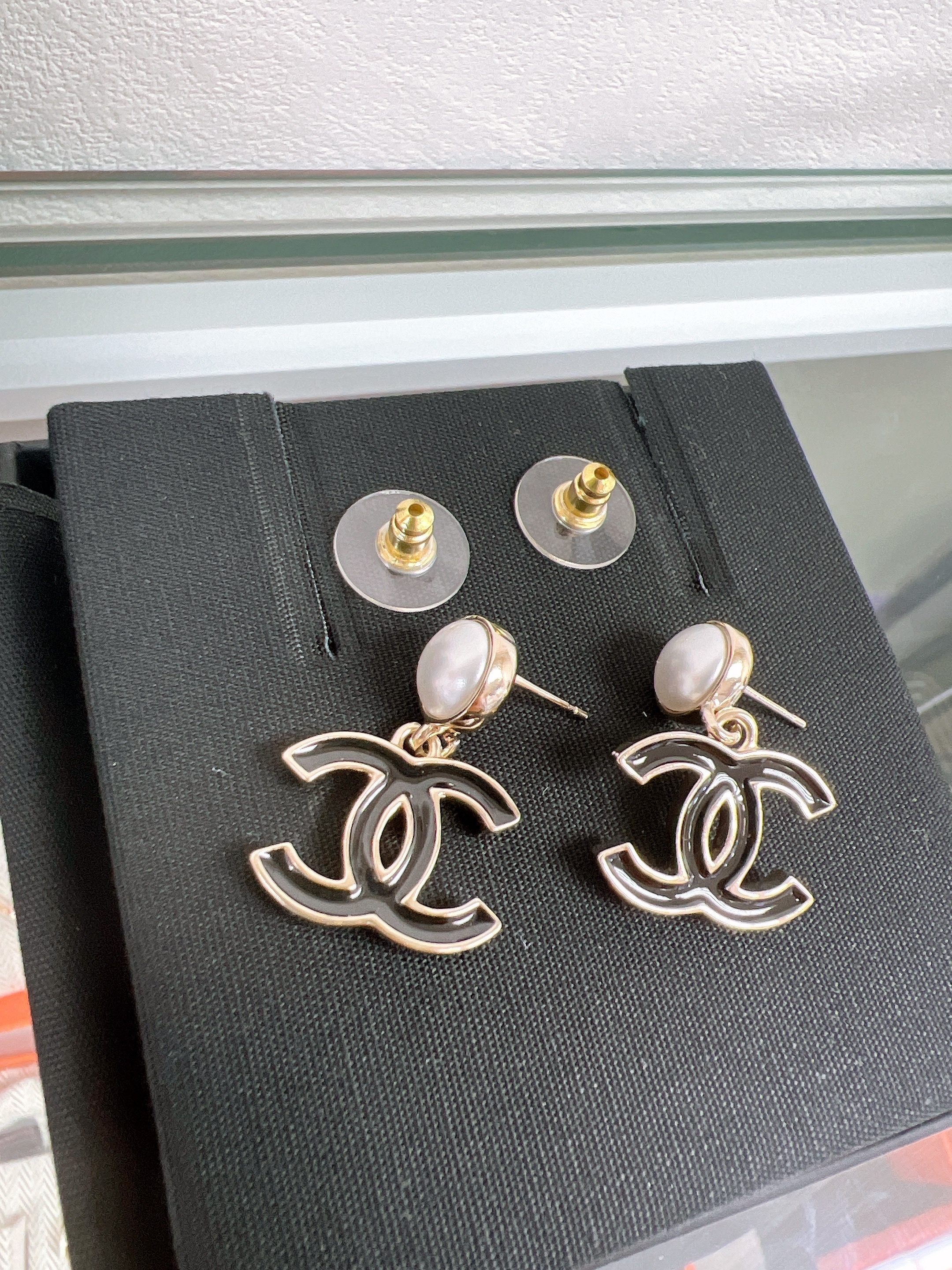 *Unused* Chanel 25p earrings pearl black logo