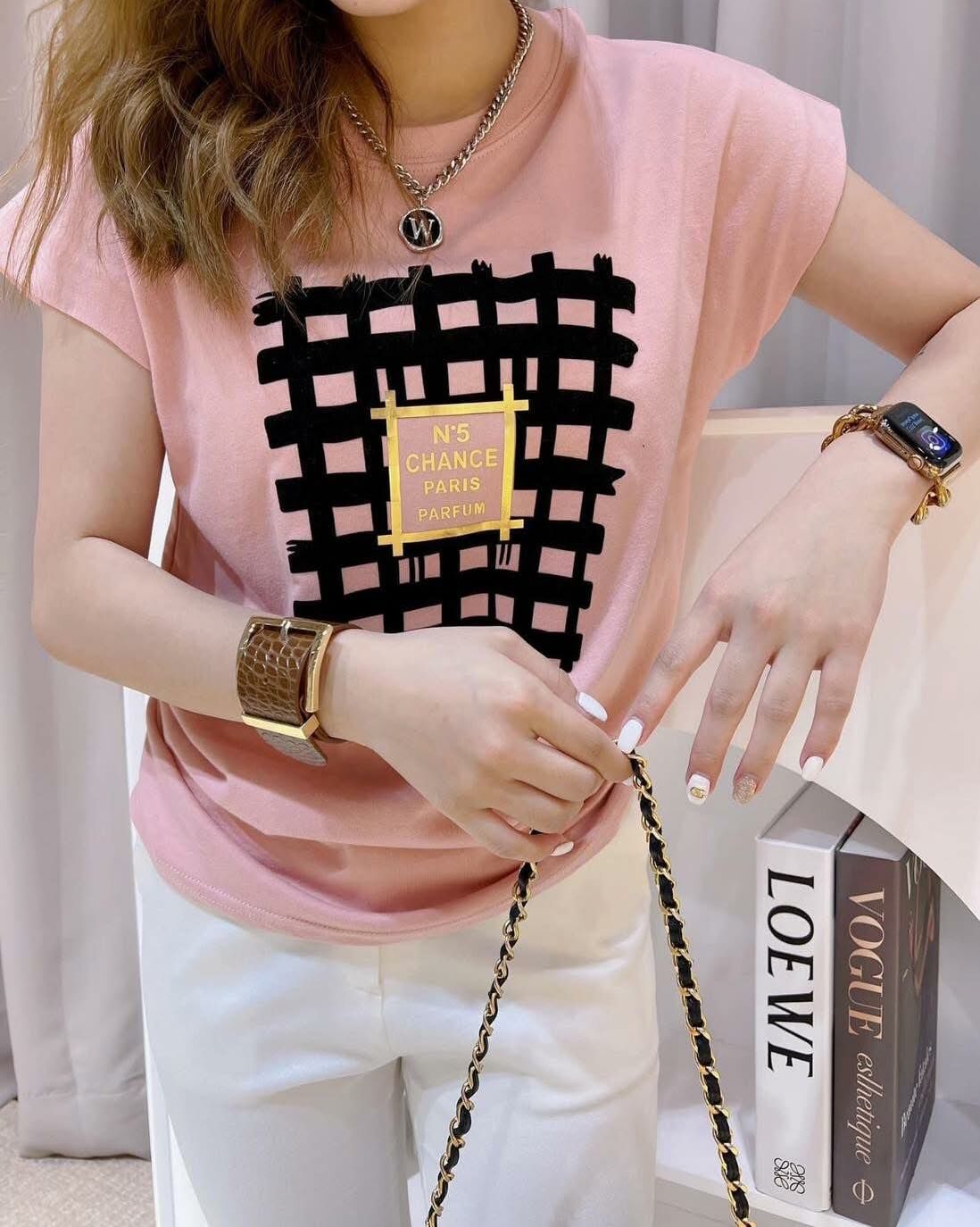 【簡約質感的燙金字母設計上衣】（現貨）