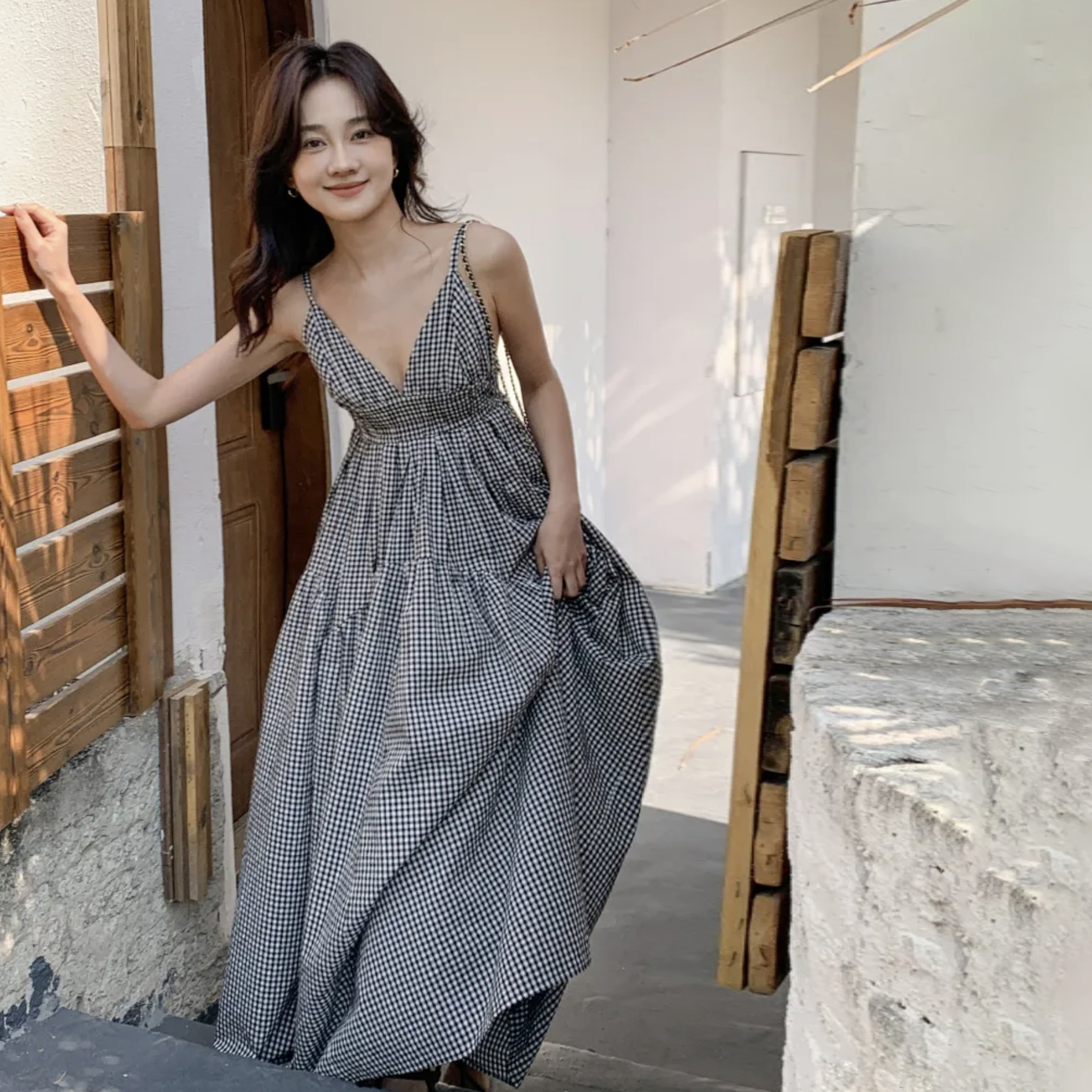 黑白格紋配色收腰V領細肩帶長洋裝S-M (Elegant & Love)