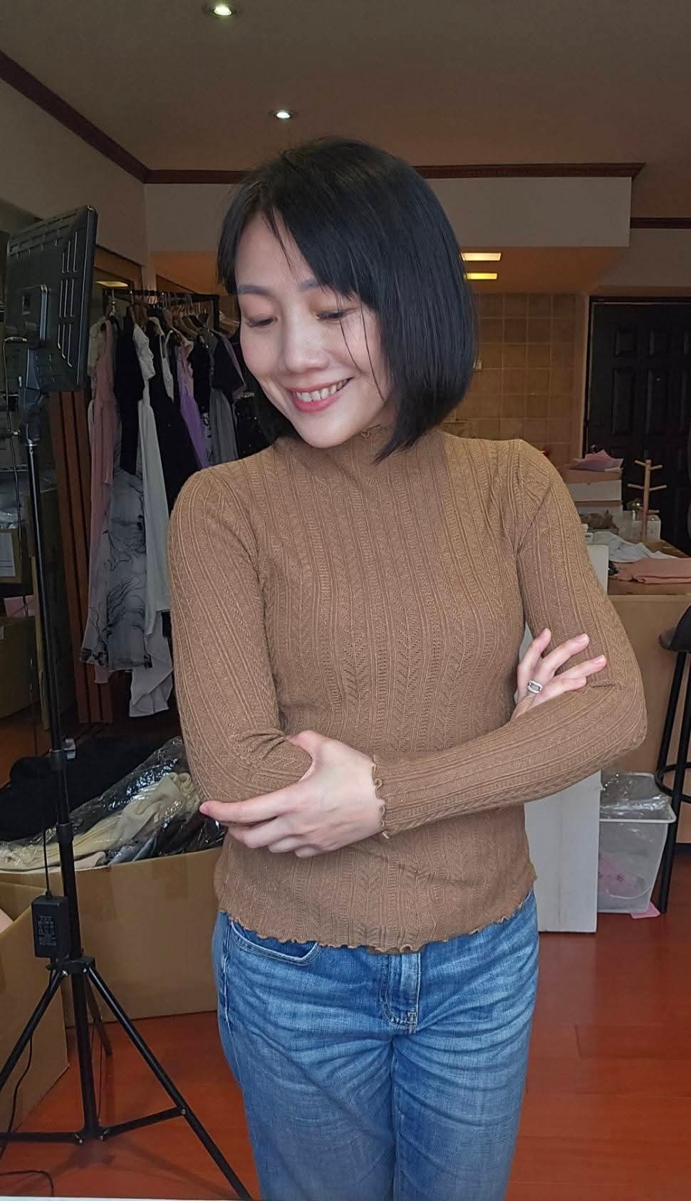 6190親膚木耳邊直坑條針織上衣