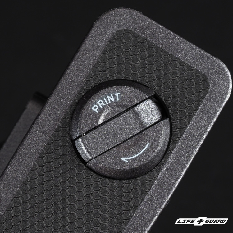 LIFE+GUARD 霧面貼膜質感特寫，專機專屬開版設計