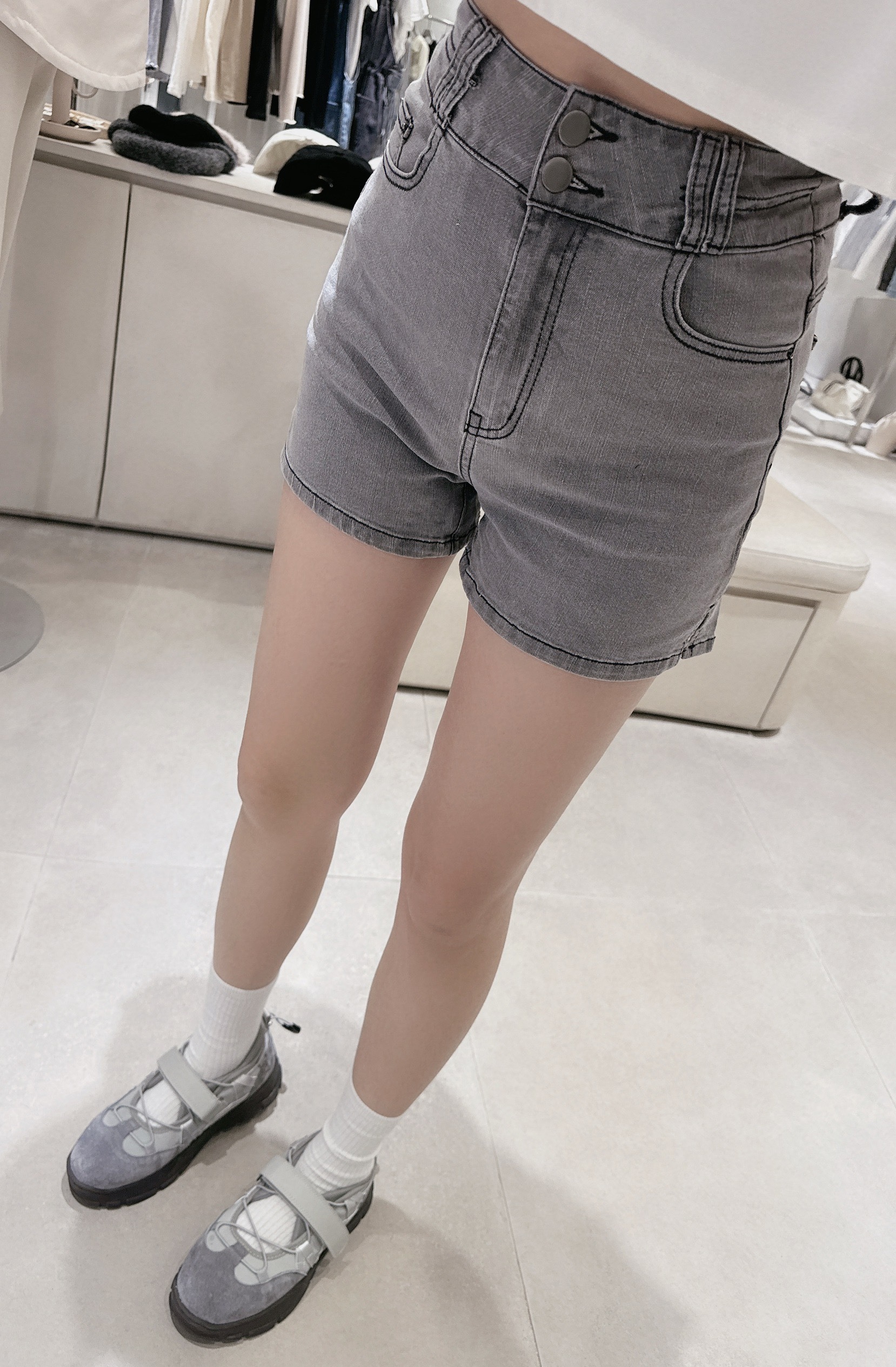 雙釦側開岔彈力牛仔短褲 061淺藍 060深灰