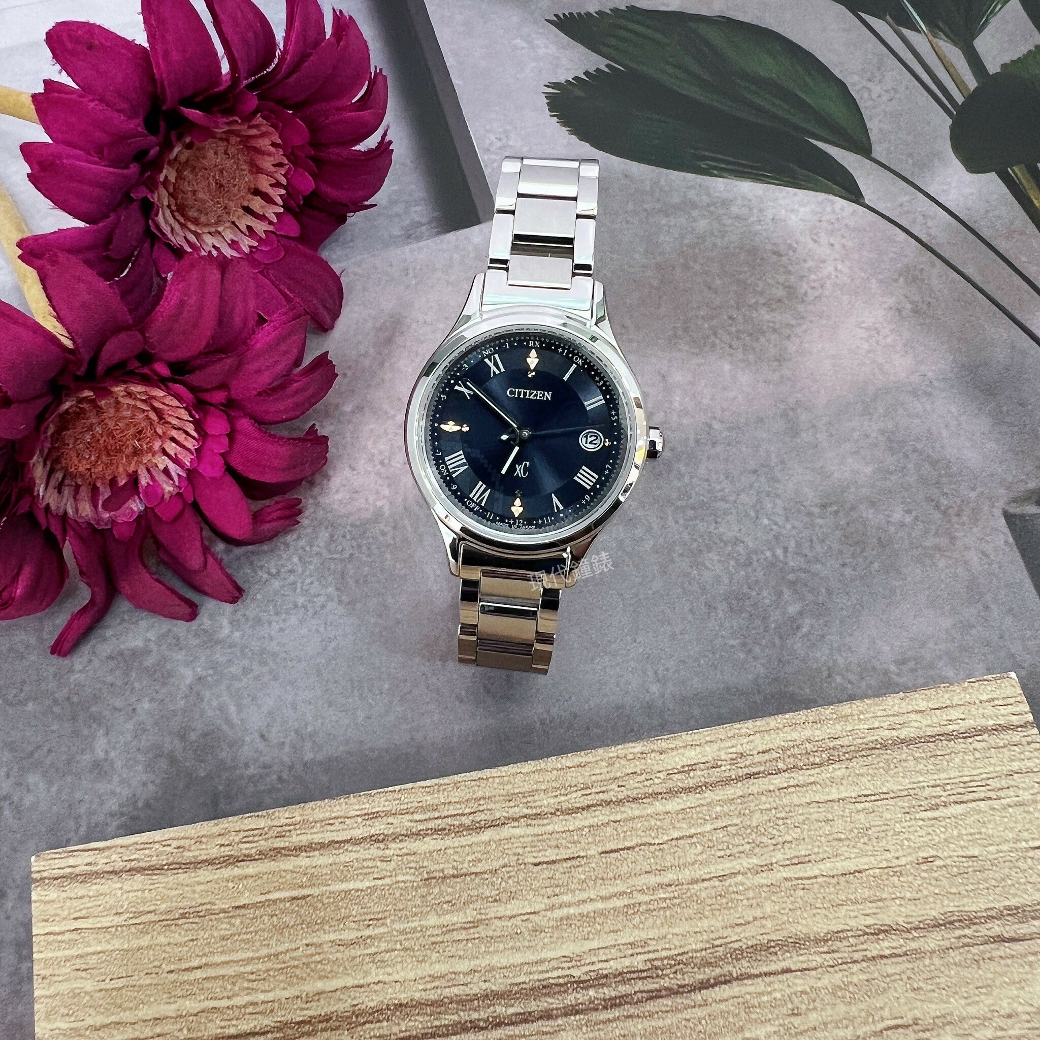 【CITIZEN 星辰】XC系列 精緻藍色鈦金屬電波女錶  ES9490-61L 27mm 現代鐘錶